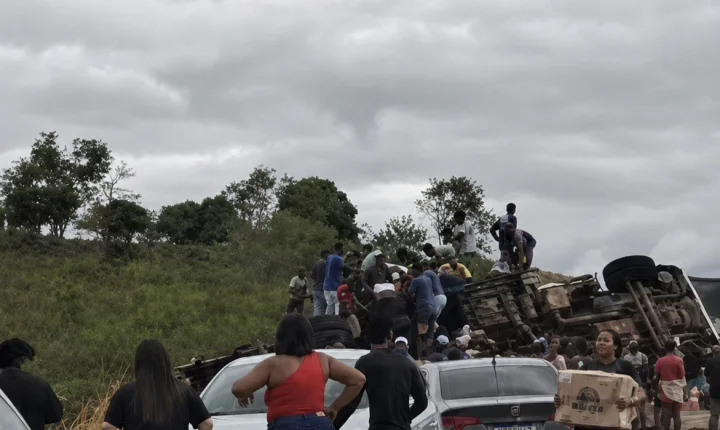 Carga de caminhão é saqueada após acidente em estrada na Bahia 