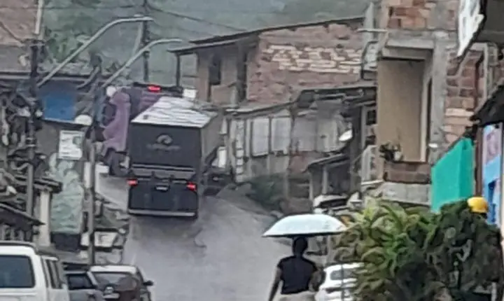 Carreta perde força em ladeira e precisa de guincho para acessar a BR-101 em Gandu