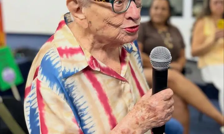 Deputada de 90 anos ligada a Lula diz nas redes sociais que Flávio Bolsonaro vai congelar aposentadoria, caso seja eleito