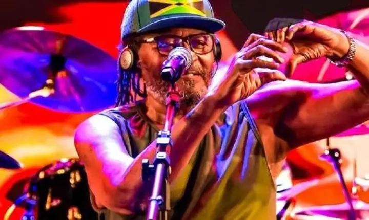 Edson Gomes vira alvo da esquerda por não querer fazer parte da bolha