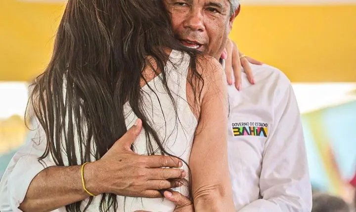 Jerônimo evita contato direto com foliões e evidencia distanciamento no Carnaval de Salvador