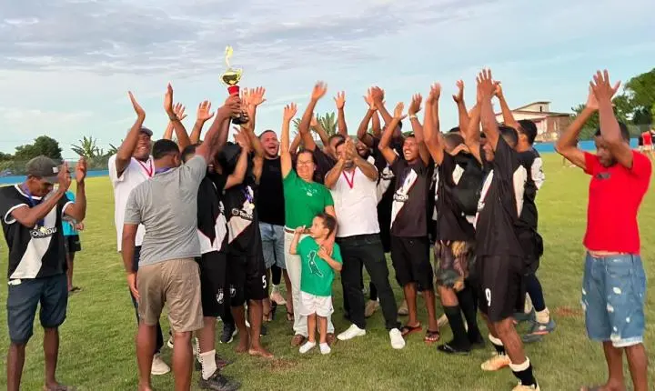Prefeita de Teolândia entrega campo de futebol requalificado no povoado de Burietá